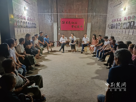 崇陽縣金塘鎮(zhèn)黨員干部在金塘村盧家大屋村灣開展灣子夜話,和群眾共商環(huán)境治理等事宜。.jpg