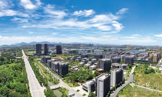開發(fā)區(qū)·鐵山區(qū)廠房林立，風(fēng)光旖旎。.jpg.jpg