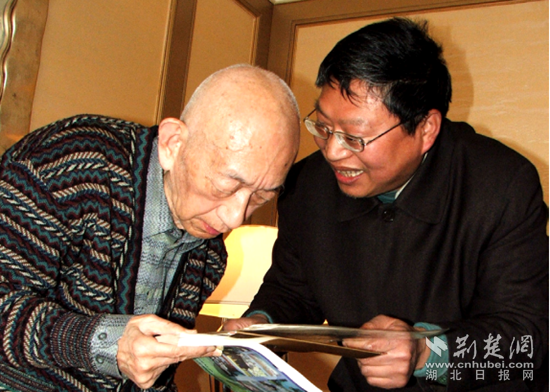 2005年3月6日，王振華在京拜見(jiàn)圍棋泰斗吳清源大師.png.png