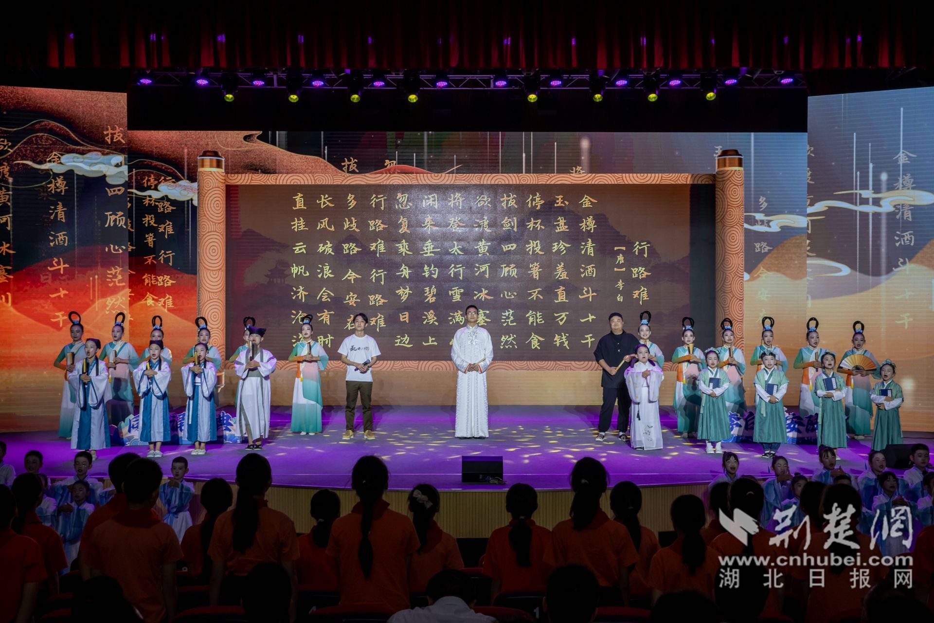 活動最后凌振赫、沈嘉柯、余維剛與學生們一齊誦讀行路難_副本.jpg.jpg