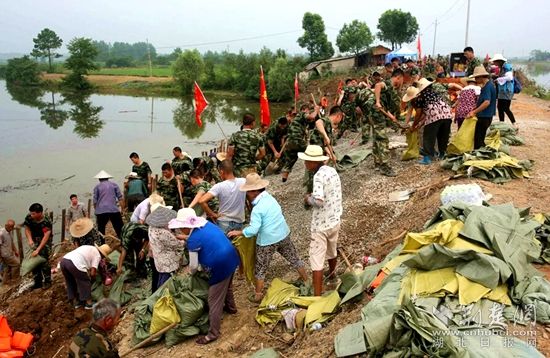 7月13日河頭村截流港管涌。軍民聯(lián)手保家園_副本.jpg.jpg