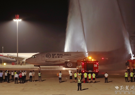 順豐B737-300航班“過水門”。金康 攝.jpg