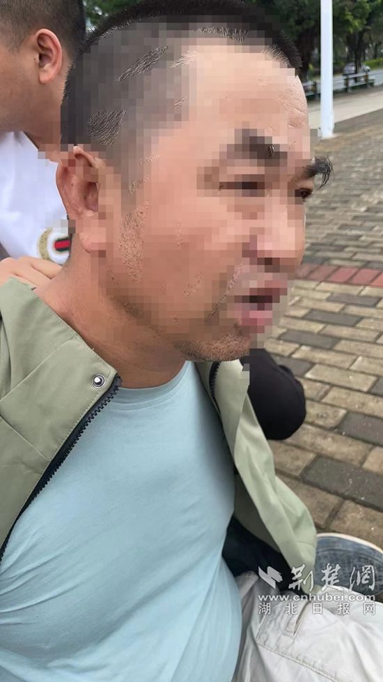 郭某正在海堤邊抽煙，民警將其控制.jpg.jpg