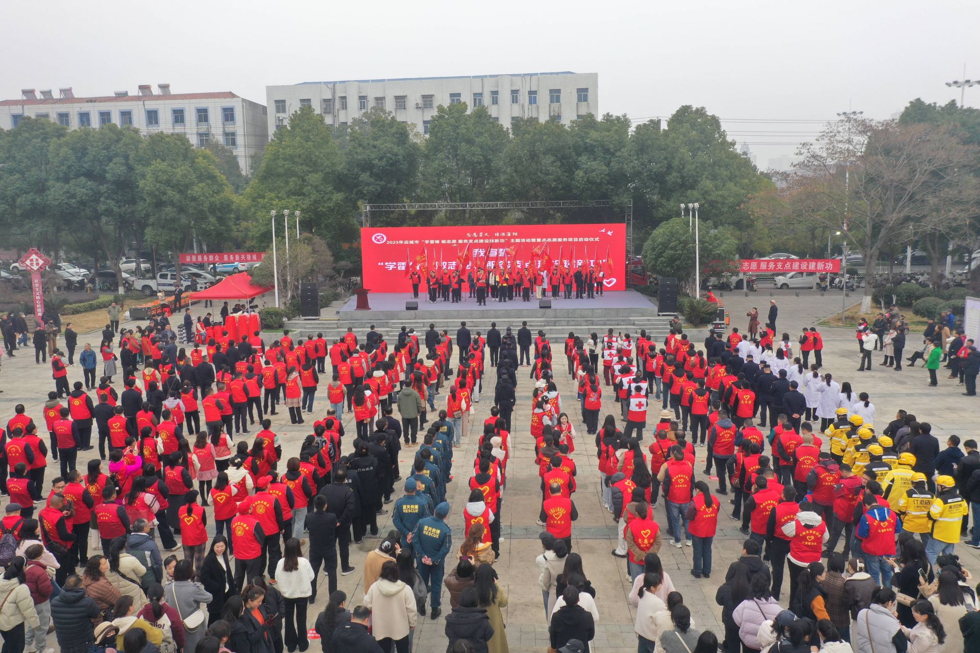 活動現(xiàn)場，還舉行了新就業(yè)志愿服務(wù)隊授旗儀式  孫縉攝.jpg.jpg