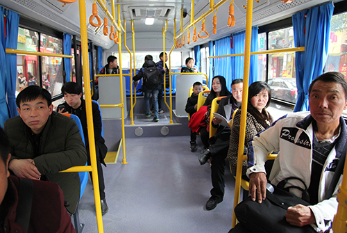 崇陽老百姓坐上新能源純電動公交車。.JPG